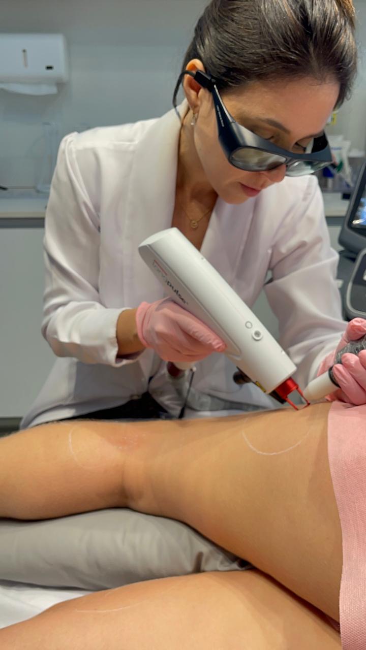 Exame de ultrassom com doppler em sala de atendimento